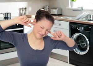 Kodėl skalbiant mano skalbimo mašina skleidžia didelį triukšmą?