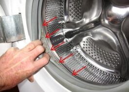 The drum rubs against the rubber band in the washing machine