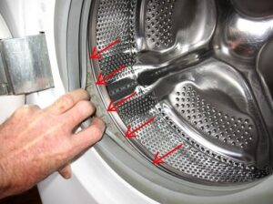 Bubon drhne o gumičku v práčke