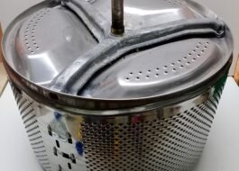 De que metal é feito o tambor da máquina de lavar?