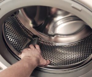 Hvordan skal en vaskemaskinetromle rotere med hånden?