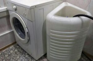 Kā uzstādīt veļas mašīnu ar ūdens tvertni
