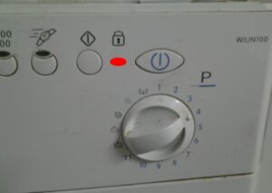 Det röda låset på Indesit tvättmaskinen är på