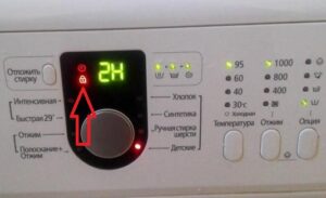 Ổ khóa màu đỏ trên máy giặt Samsung đang bật