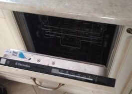 Paano mag-install ng harap sa isang Electrolux dishwasher