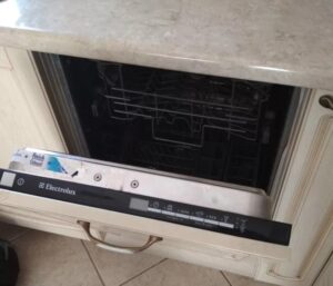 Paano mag-install ng harap sa isang Electrolux dishwasher