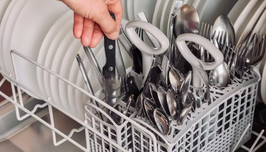 hur man tvättar skedar, gafflar och knivar i PMM
