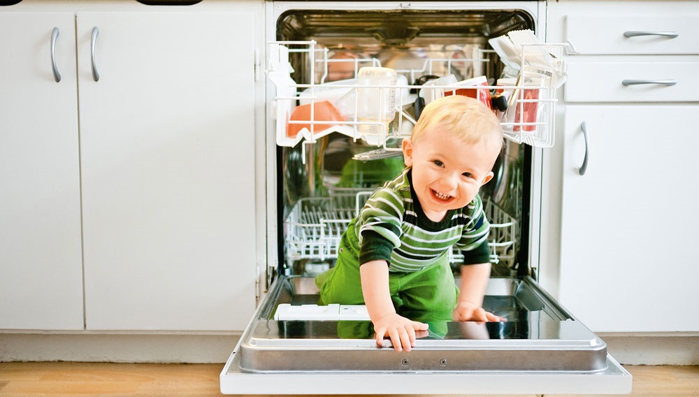 Hold barn unna oppvaskmaskinen