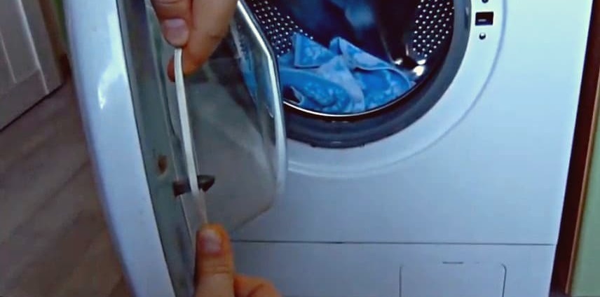 abrindo a escotilha da máquina de lavar com um arame