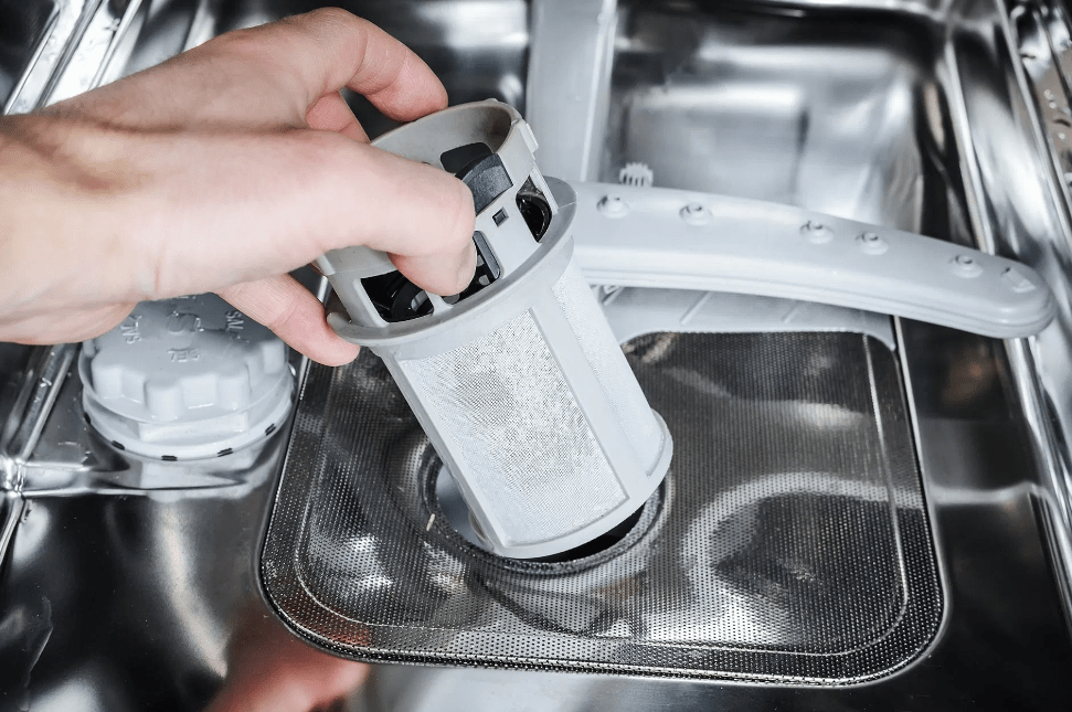 Ar trebui să rămână apă în compartimentul filtrului mașinii de spălat vase?