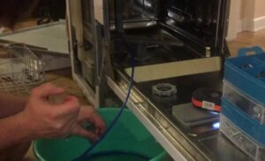 Kā iztukšot trauku mazgājamo mašīnu ziemai