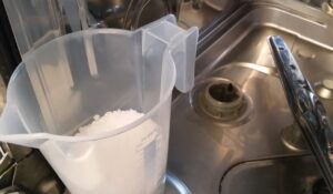 V umývačke riadu sa rýchlo minie soľ