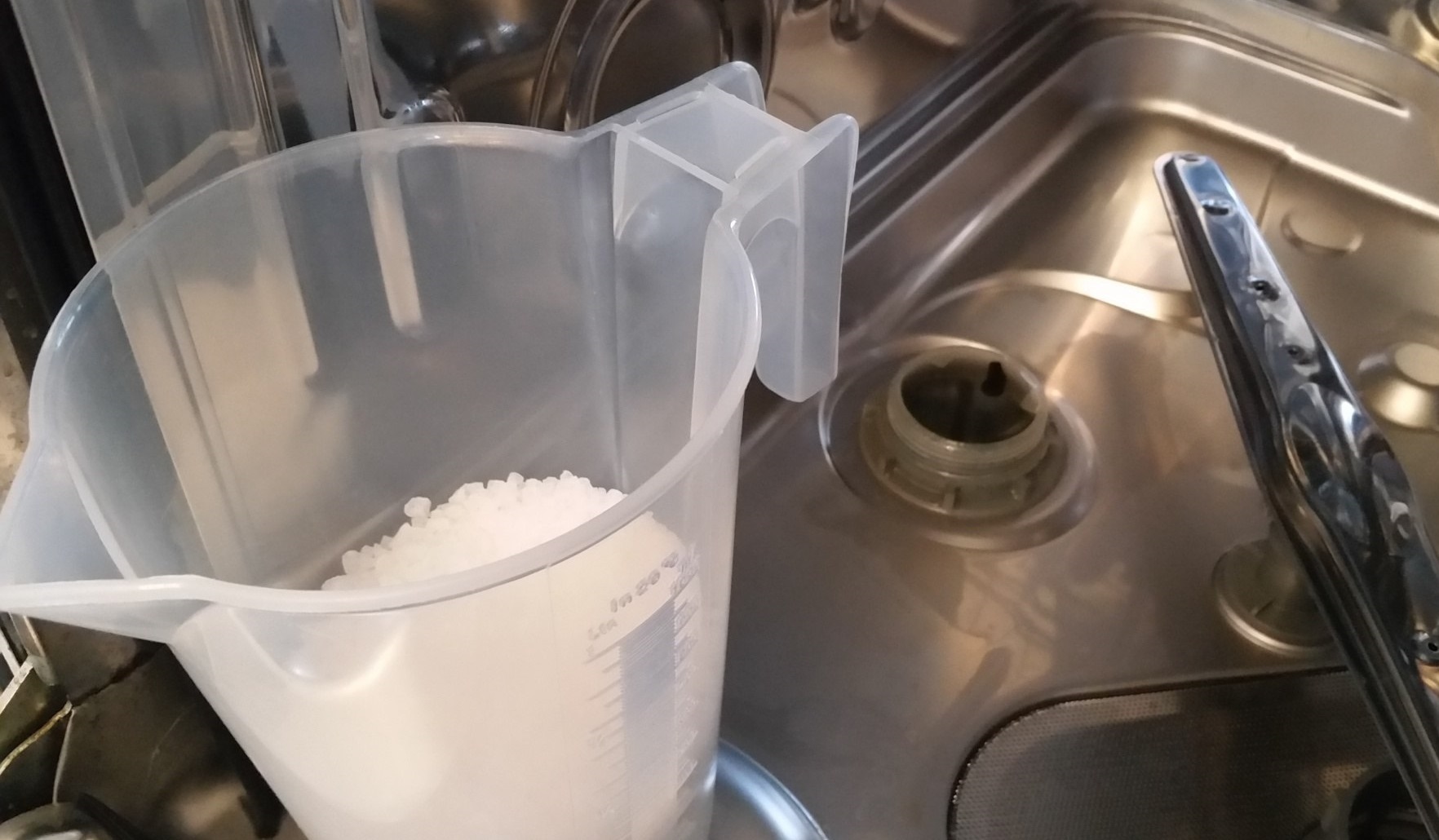 Mașina de spălat vase rămâne rapid fără sare