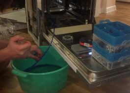 Paano mag-alis ng tubig mula sa isang Electrolux dishwasher