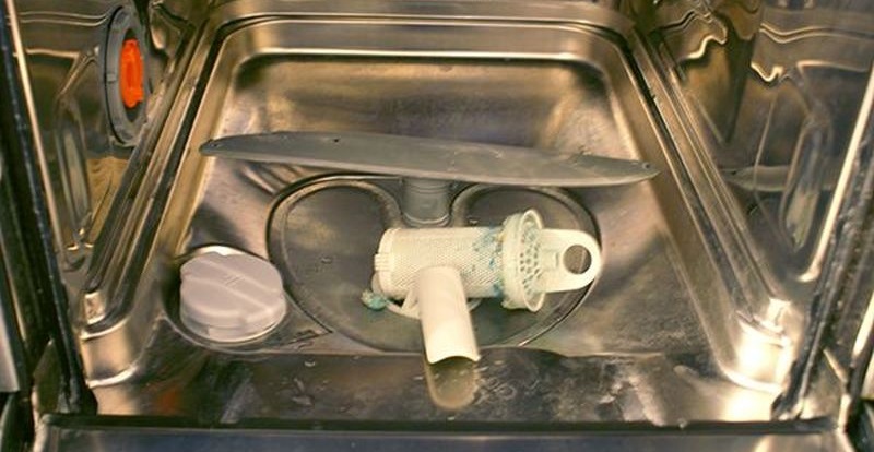 dræning af vand fra opvaskemaskinen