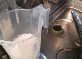 Hogyan kell megfelelően adagolni sót a mosogatógépbe először