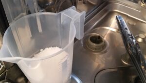 Hvordan tilsette salt i oppvaskmaskinen for første gang
