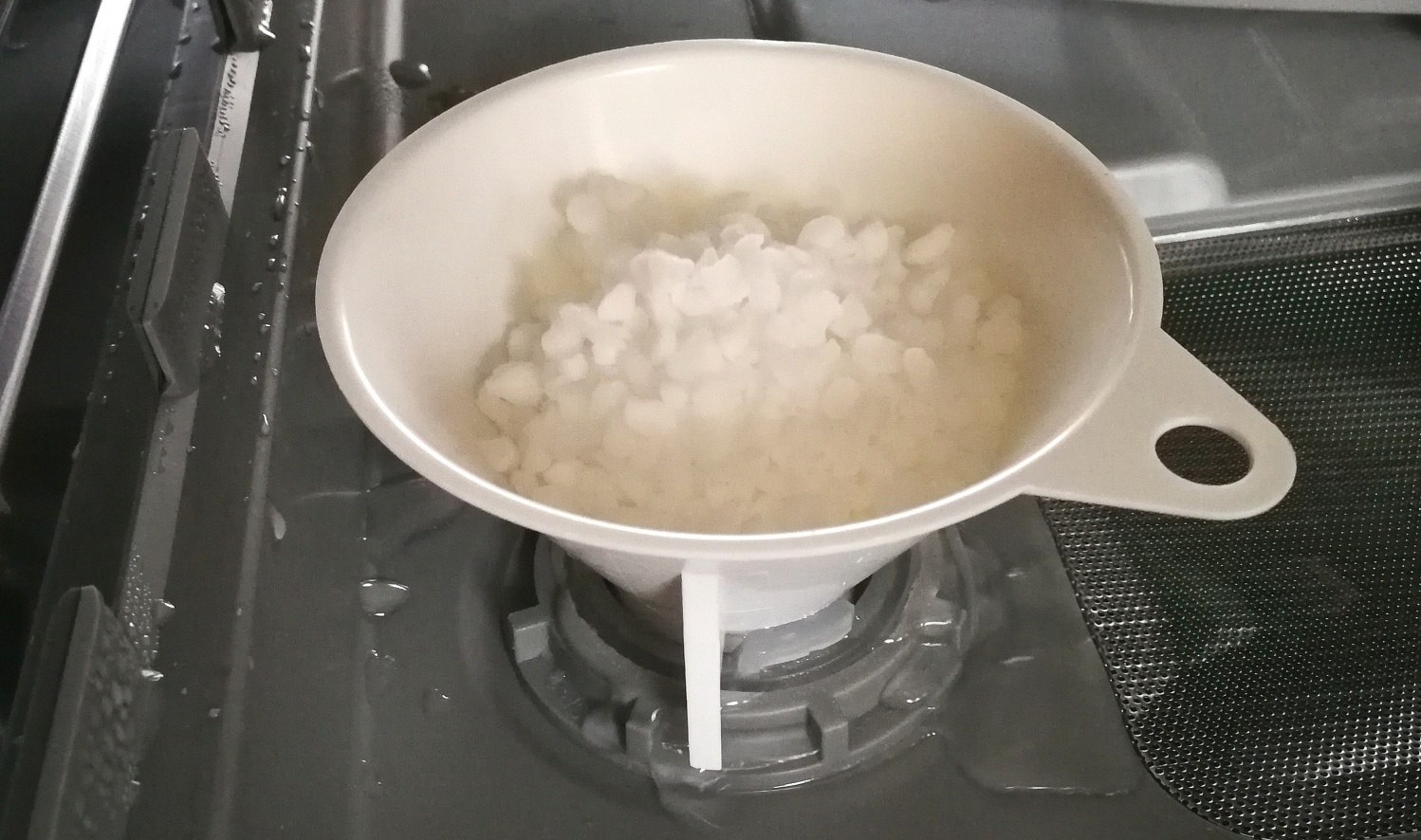 ما مقدار الملح الذي يجب وضعه في غسالة الأطباق