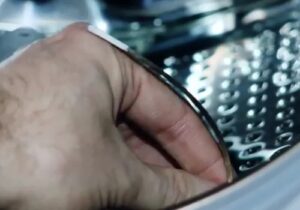 Hoe een beha-beugel uit een LG-wasmachine te verwijderen
