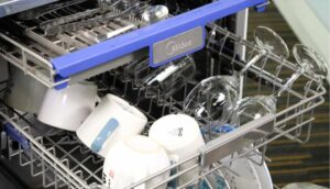 Comment charger la vaisselle dans un lave-vaisselle Midea