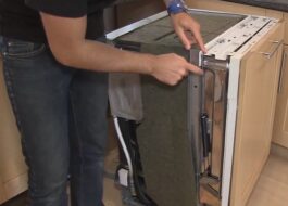 Cum se scoate o mașină de spălat vase încorporată Bosch