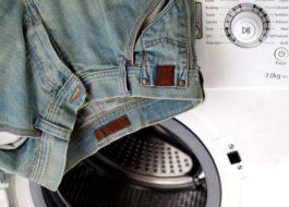 Devo usar um ciclo de centrifugação ao lavar jeans na máquina de lavar?