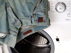 Czy podczas prania dżinsów w pralce należy zastosować program wirowania?