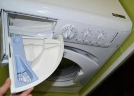 Kaip išimti Ariston skalbimo mašinos dėklą