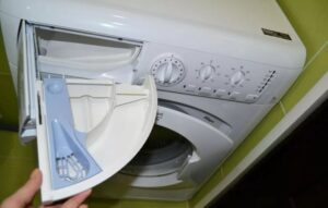Hogyan távolítsuk el az Ariston mosógép tálcáját