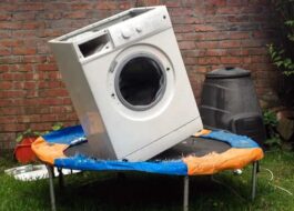เครื่องซักผ้าใหม่กระโดดระหว่างรอบการปั่นหมาด