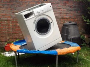 Tumalon ang bagong washing machine sa panahon ng spin cycle