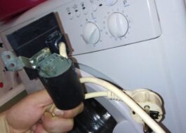 Kontrollerer overspenningsvernet til Indesit-vaskemaskinen