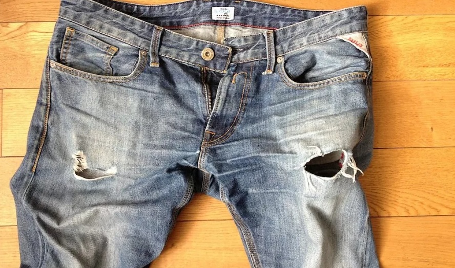 Los jeans fueron arruinados por la lavadora.
