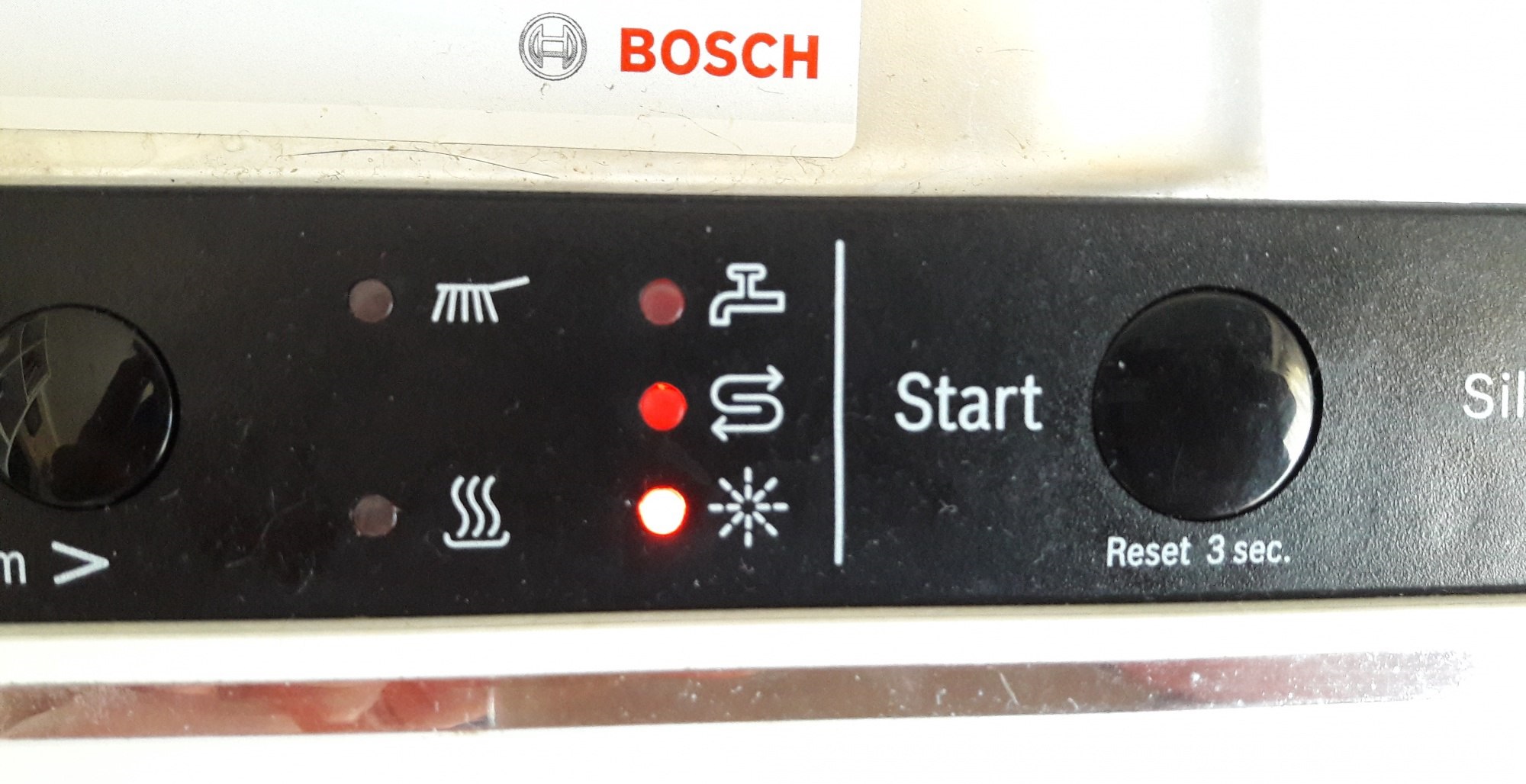 A mosogatógép lámpái villognak
