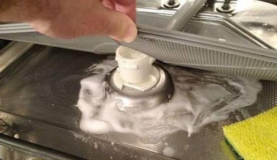 basuh mesin basuh pinggan mangkuk di dalam