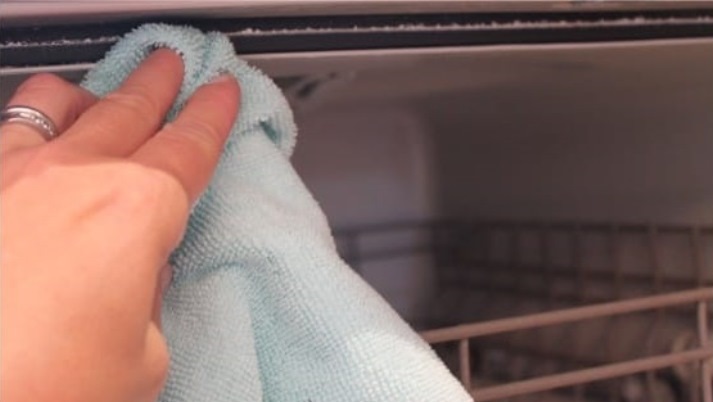Limpando a vedação da porta da máquina de lavar louça