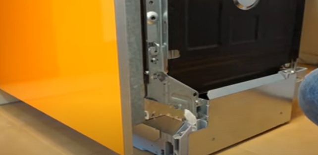 Retire la moldura decorativa del mecanismo de apertura de la puerta PMM.