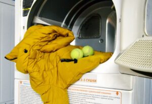 Secando uma jaqueta em uma secadora