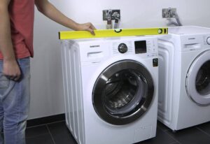 Hoe installeer je een wasmachine zodat deze niet springt tijdens het centrifugeren?