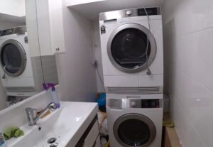 Er det muligt at placere en tørretumbler oven på en vaskemaskine uden stativ?