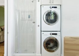 การวางเครื่องซักผ้าและเครื่องอบผ้าในห้องน้ำขนาดเล็ก