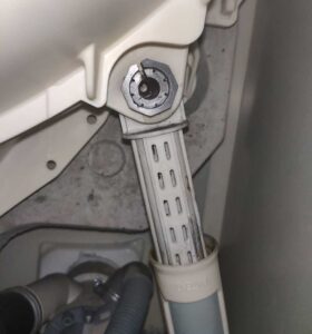 Cum să înlocuiți amortizoarele la o mașină de spălat cu încărcare superioară