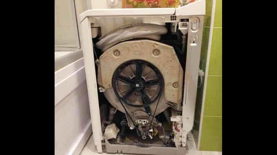 iš viršaus pakraunamos skalbimo mašinos šoninės sienelės pašalinimas