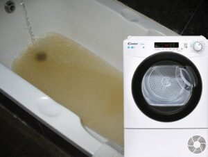 Vann fra vaskemaskinen går ned i badekaret