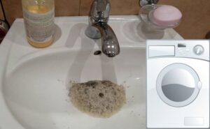 Vand fra vaskemaskinen går ned i vasken