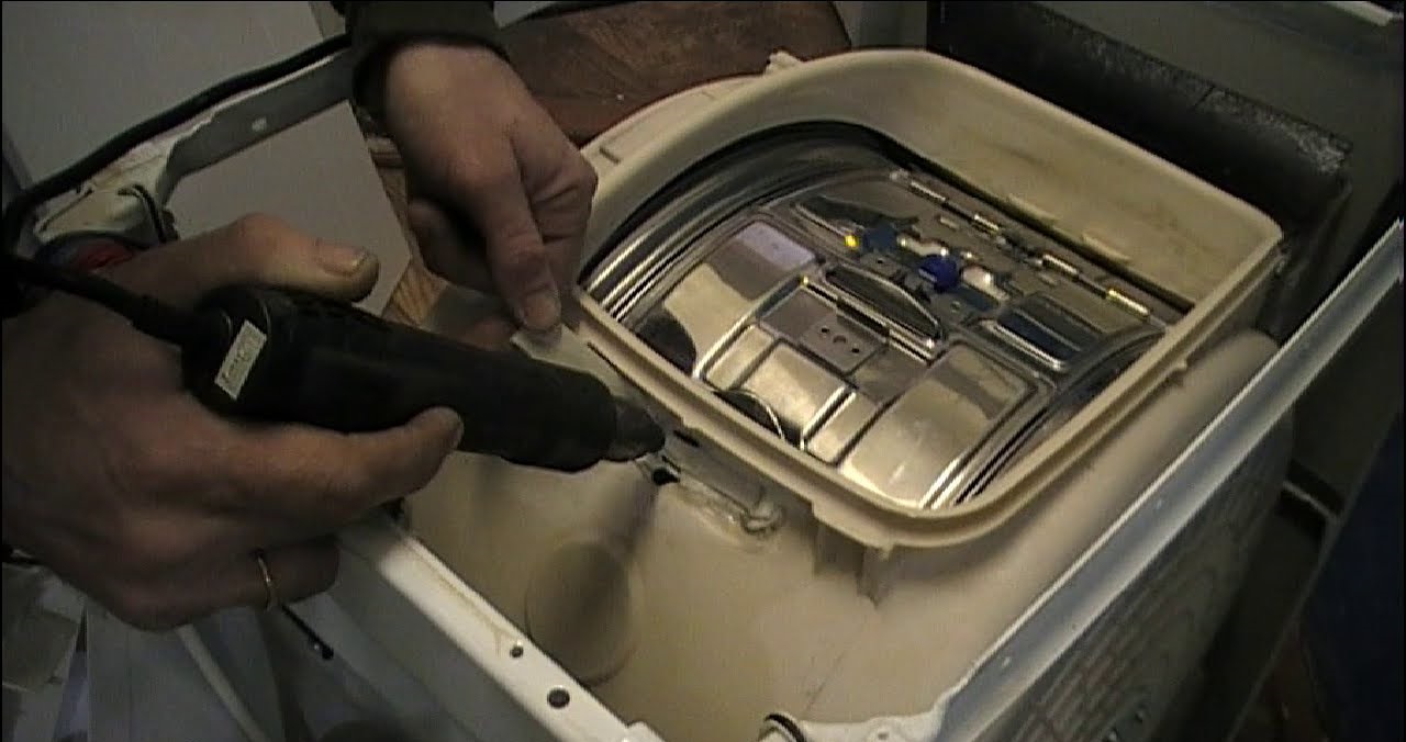 демонтажа горњег панела машине за пуњење одозго