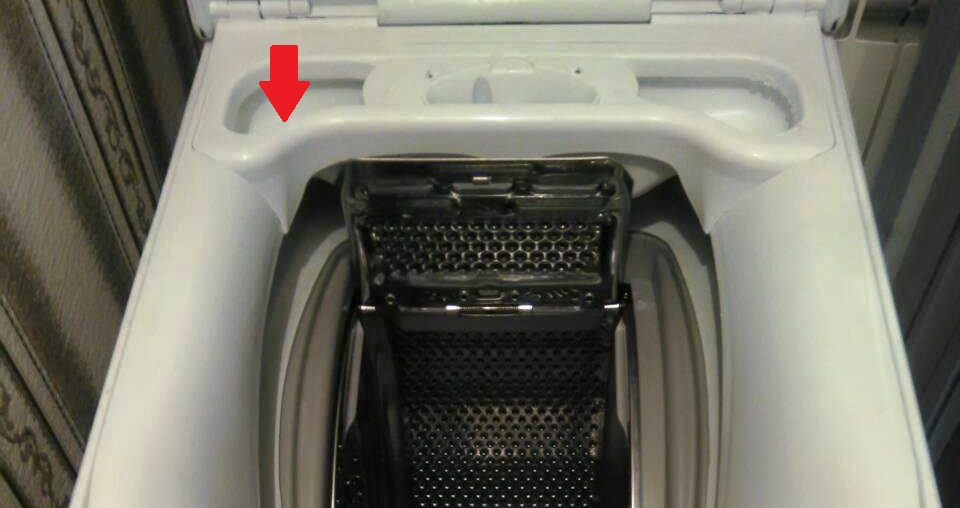 de la poudre reste dans le bac d'une machine à laver à chargement par le haut