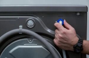 Înlocuirea furtunului de alimentare al unei mașini de spălat
