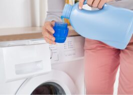 Sådan bruger du skyllemiddel i vaskemaskinen