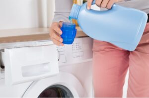 Cara menggunakan pelembut kain dalam mesin basuh